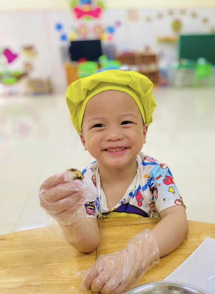 Bé hào hứng trong hoạt động trải nghiệm nấu ăn tại trường